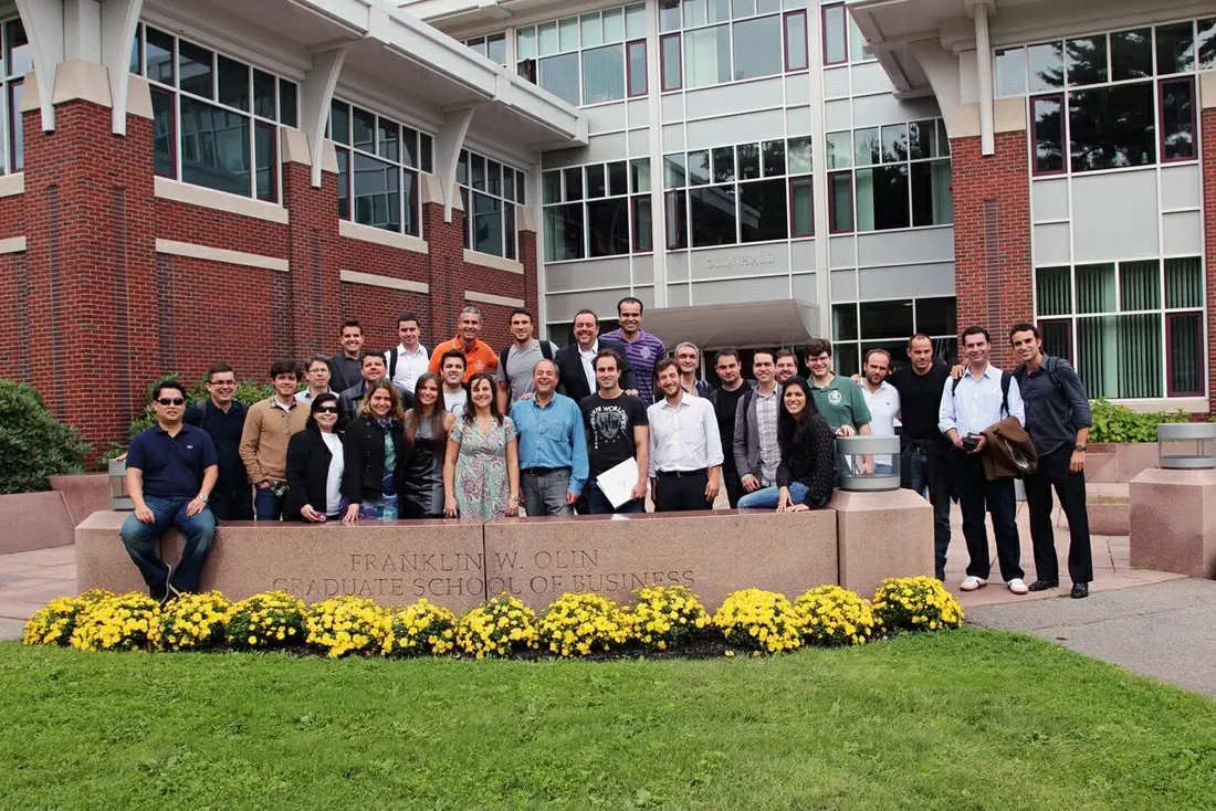 Turma em frente à Olin Graduate School of Business, Babson College