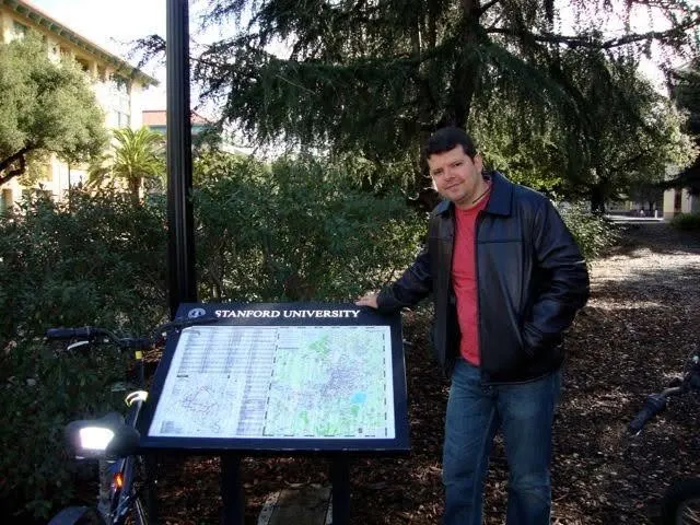 Claudio Brito no campus da Stanford University